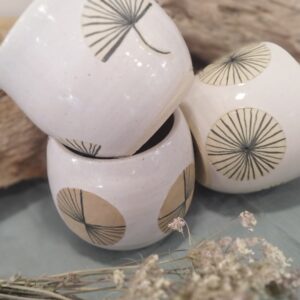 tasses blanches et terra cotta