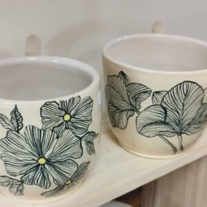 tasses fleurs noires